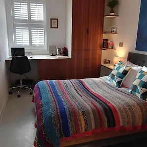 Comfortable With Ensuite Guest house